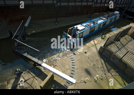 Narrowboat durchläuft eine Sperre auf dem Rochdale Kanal, nahe dem Stadtzentrum, Manchester, England, UK Stockfoto