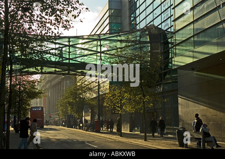 Neue Fußgängerbrücke über Corporation Street, Manchester, England, UK. Dies ist der Ort, wo die 1996 IRA Bombe gezündet wurde. Stockfoto