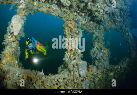 Taucher in einem Schiffswrack Baron Gautsch Stockfoto