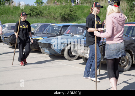 Teenager Freiwilligen Auschecken Rennwagen auf der Startline Folkrace Banger racing bei Torslanda Rennbahn Göteborg Schweden Stockfoto