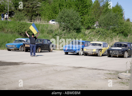 Rennwagen warten auf Flag off auf Startline Folkrace Banger racing Folkrace Torslanda Rennbahn Göteborg Schweden Stockfoto