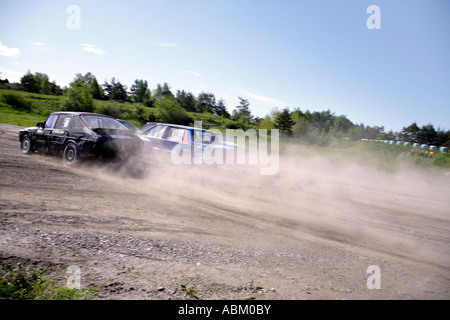 Sekunden nach dem Flag Treiber Kampf die Führung übernehmen in Folkrace Banger racing bei Torslanda Rennbahn Göteborg Schweden Stockfoto