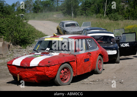 Auf der Suche wirklich verprügeln Autos Datei vor der Startlinie am Folkrace Banger racing Torslanda Rennbahn Göteborg Schweden Stockfoto