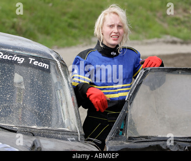 Der zarten Look ist trügerisch junge weibliche Fahrer neben ihrer angeschlagenen BMW im schwedischen Folkrace ist so hart wie sie kommen. Stockfoto