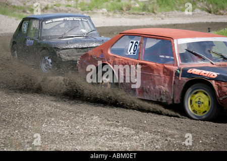 Werfen sich Kies Autos Kurve durch die Landschaft in Folkrace Banger racing Torslanda Rennbahn Göteborg Schweden Stockfoto