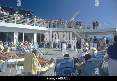 Passagiere genießen, trinken, Sonnen und tanzen auf der ' Sailaway'party an Bord der QE2 Ozeandampfer Stockfoto