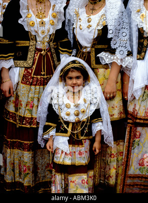 Aufwendige Trachten sind getragen von der lokalen Bevölkerung bei Cavalcata Sarda jährlichen Festival Parade in Sassari, Sardinien, Italien Stockfoto