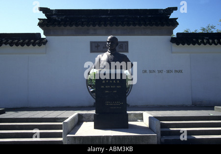 Büste von Dr. Sun Yat Sen außerhalb der Memorial Gardens in Vancouver British Columbia Kanada Stockfoto