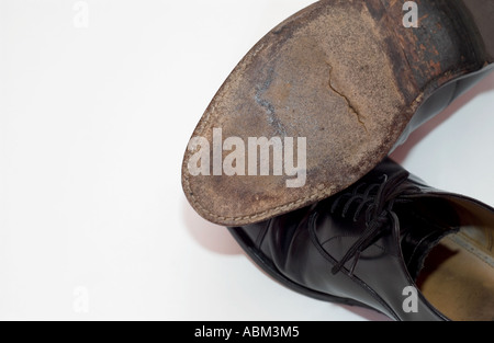 Ledersohlen auf ein paar schwarze Oxford Herrenschuhe abgenutzt Stockfoto