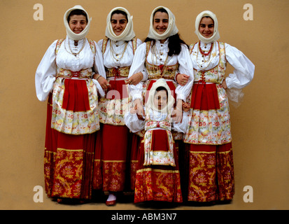 Aufwendige Trachten sind getragen von der lokalen Bevölkerung bei Cavalcata Sarda jährlichen Festival Parade in Sassari, Sardinien, Italien Stockfoto