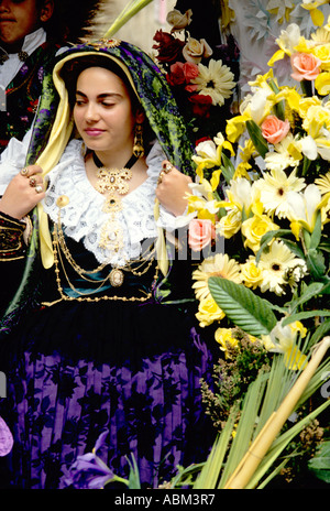 Aufwendige Trachten sind getragen von der lokalen Bevölkerung bei Cavalcata Sarda jährlichen Festival Parade in Sassari, Sardinien, Italien Stockfoto