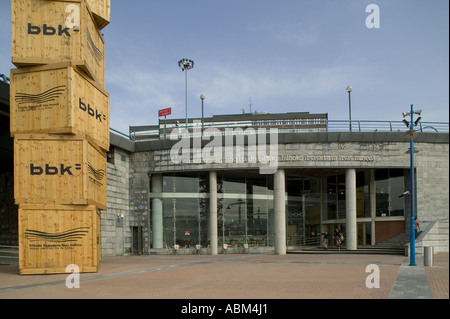 Turm der hölzernen Kisten außen Eingang zum maritimen Museum Bilbao, Bilbao, Spanien Europa Pais Vasco (Baskenland). Stockfoto