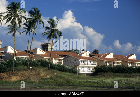 Moderne Neubauwohnungen entlang Panaji oder Miramar Strand in Goa Südindien gebaut Stockfoto