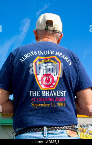 Gerade Packers Praxis im Boden null 9/11 11. September 2001 Twin Towers Feuerwehr T Shirt. Green Bay, Wisconsin WI USA Stockfoto