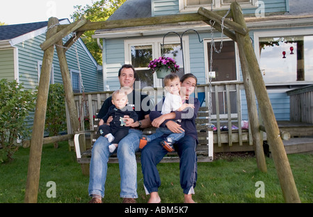 Vettern sitzen auf großen Schaukel vor See Hütte. Campbellsport Wisconsin WI USA Stockfoto