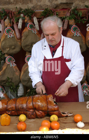 Porchetta, Brötchen geröstet und gewürztes ganzes Schwein wird in Scheiben geschnitten für in Italien. Stockfoto