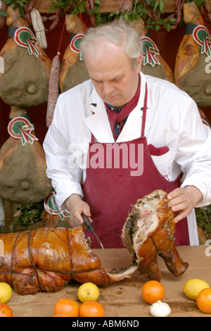 Porchetta, Brötchen geröstet und gewürztes ganzes Schwein wird in Scheiben geschnitten für in Italien. Stockfoto