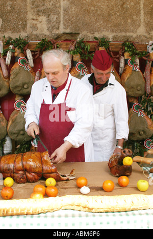 Porchetta, Brötchen geröstet und gewürztes ganzes Schwein wird in Scheiben geschnitten für in Italien. Stockfoto