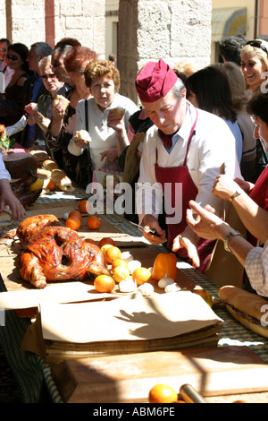 Porchetta, Brötchen geröstet und gewürztes ganzes Schwein wird in Scheiben geschnitten für in Italien. Stockfoto