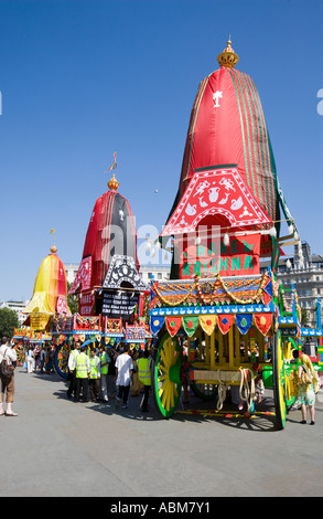 Bunte "^ Hare-Krishna" Streitwagen ^ aufgereiht in "Trafalgar Square" in London Stockfoto