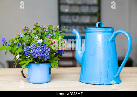 Kaffeekanne und Tasse Stockfoto