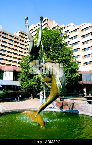 "Mädchen mit Delphin", Skulptur von David Wynne 1973. In der Nähe von Tower Bridge, London Stockfoto