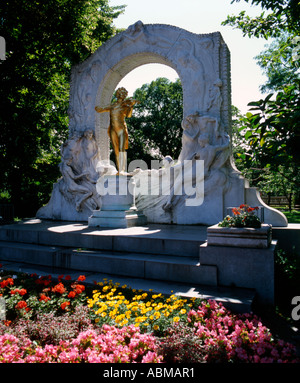 Johann-Strauss-Denkmal, Österreich Vienna Stadtpark gold goldenen Johann Strauß Denkmal Statue Musik Europa Garten Blume Park m Stockfoto