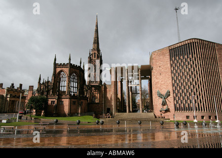 Coventry Cathedral, auch bekannt als St.-Michaels Kathedrale, alte Ruinen und neue Kirche nebeneinander Stockfoto