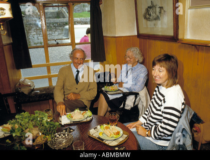 Mann Frau und Mädchen genießen eine Bar snack im traditionellen Pub in England. (1980er) Stockfoto