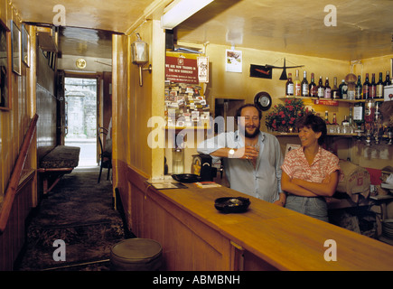 Wirt und Wirtin des kleinen Pub im Westen Englands, England. (1980er) Stockfoto