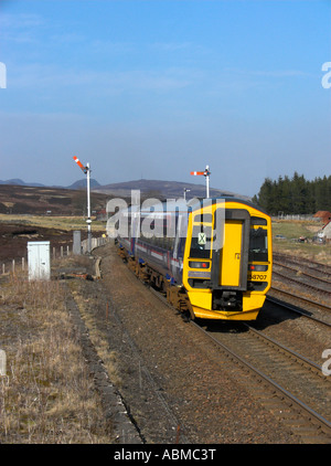 Passagier-Zug an der Dalwhinnie Stockfoto