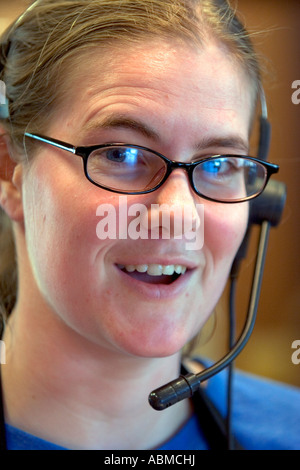 Porträt eines Mädchens tragen ein Kopfhörer bei der Arbeit in einem Café Boise, Idaho Stockfoto
