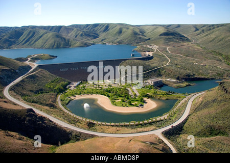 Luftbild von Lucky Peak Reservior und Wasserkraftwerk in Boise, Idaho Stockfoto