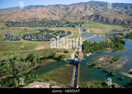 Luftbild des historischen Barber Damm auf die Boise River und Harris Ranch Unterteilung in Boise, Idaho Stockfoto