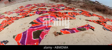 Längen der Krawatte gefärbtes Gewebe ausgebreitet trocknen am Ufer Flusses in Sanganer, Rajasthan, Indien Stockfoto