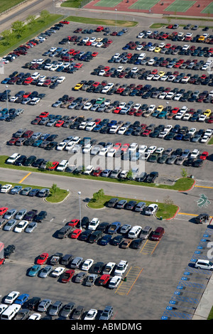 Luftaufnahme des Autos parkten auf einem Parkplatz an der Eagle High School in der Nähe von Boise, Idaho Stockfoto