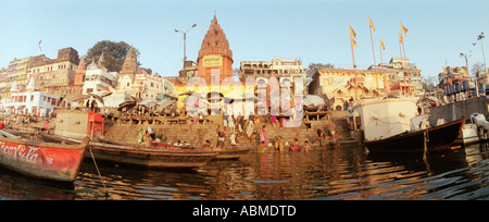 Badegäste und Boote bei Prayag Ghat am Ganges in Varanasi, Uttar Pradesh, Indien Stockfoto