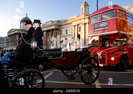 Braut und Bräutigam Reisen rund um den Trafagar Square in einer Pferdekutsche nach ihrer Hochzeit in St. Pauls Church, London Stockfoto