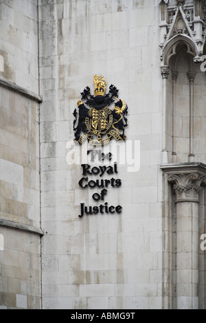 London liegt auf der Strand, die Royal Courts of Justice-Gebäude. Stockfoto