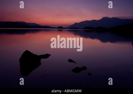 horizontale Landschaftsfoto auf den Sonnenuntergang über den See und die Berge von Derwentwater im englischen Lake District im Sommer Stockfoto