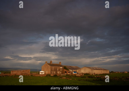 horizontale Landschaftsfoto von einem abgelegenen Bauernhof in der Nähe Cockersands Abtei an der Küste von Lancashire im warmen Abendlicht Stockfoto