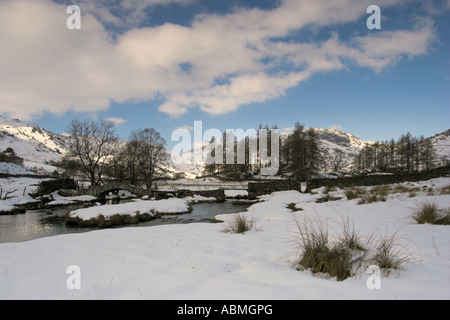 horizontale Landschaftsfoto Slater-Brücke in kleinen Langdale im englischen Lake District im Winter mit einem Teppich aus Schnee auf t Stockfoto