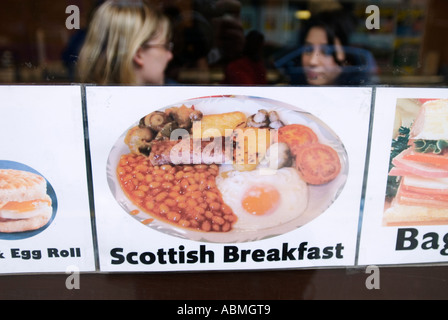 Melden Sie auf Café Fenster Werbung traditionelles schottisches Frühstück in Edinburgh, Schottland Stockfoto