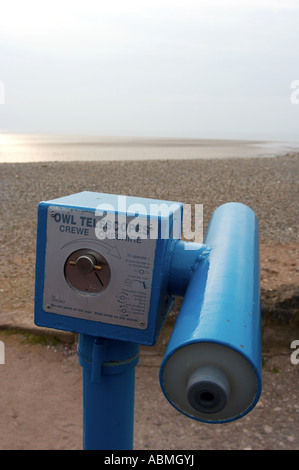 vertikale Porträtfoto einer Münze betrieben Teleskop für Touristen auf der Promenade am Meer Stadt von Morecambe in Lancashir Stockfoto