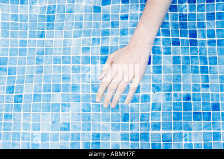 Hand der Frau im Schwimmbad Stockfoto