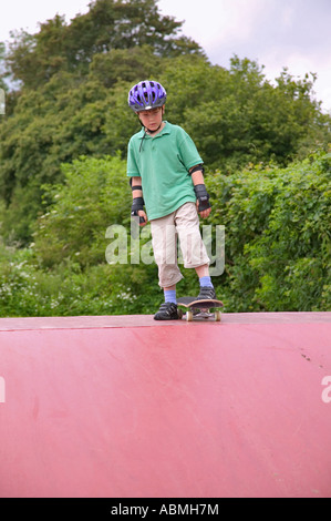 Vorbereitung auf eine Rampe hinunter auf seinem Skateboard gehen junge Stockfoto