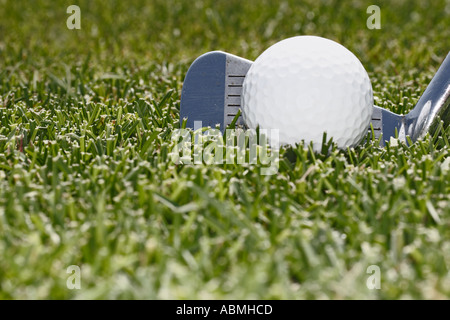Nahaufnahme von Golfschläger mit Ball auf Fairway Stockfoto