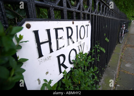 Detail der Straßenschild für Zeile Heriot im Stadtteil Neustadt von Edinburgh Stockfoto