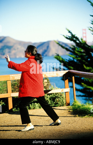 Kalifornien, San Francisco, GGNRA, Lands End, Frau praktizieren Tai Chi Stockfoto