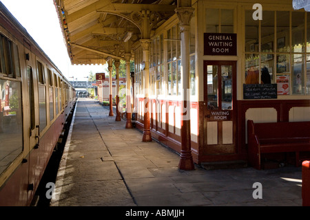 Wartezimmer und Plattform an begraben Bolton Street-Bahnhof Stockfoto